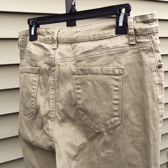 NEW LISTING! Denim Capris - Picture 5 of 6